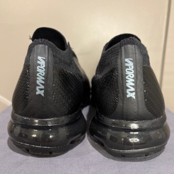 Nike Air VaporMax Flyknit 'Triple Black' in Men's Size 7 - Picture 3 of 5